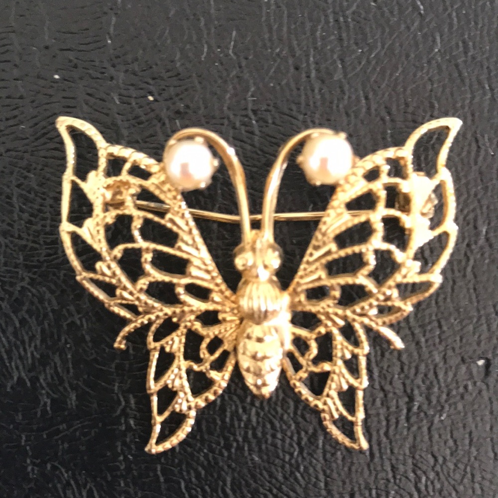 - Elegant Vintage Gold Butterfly Brooch